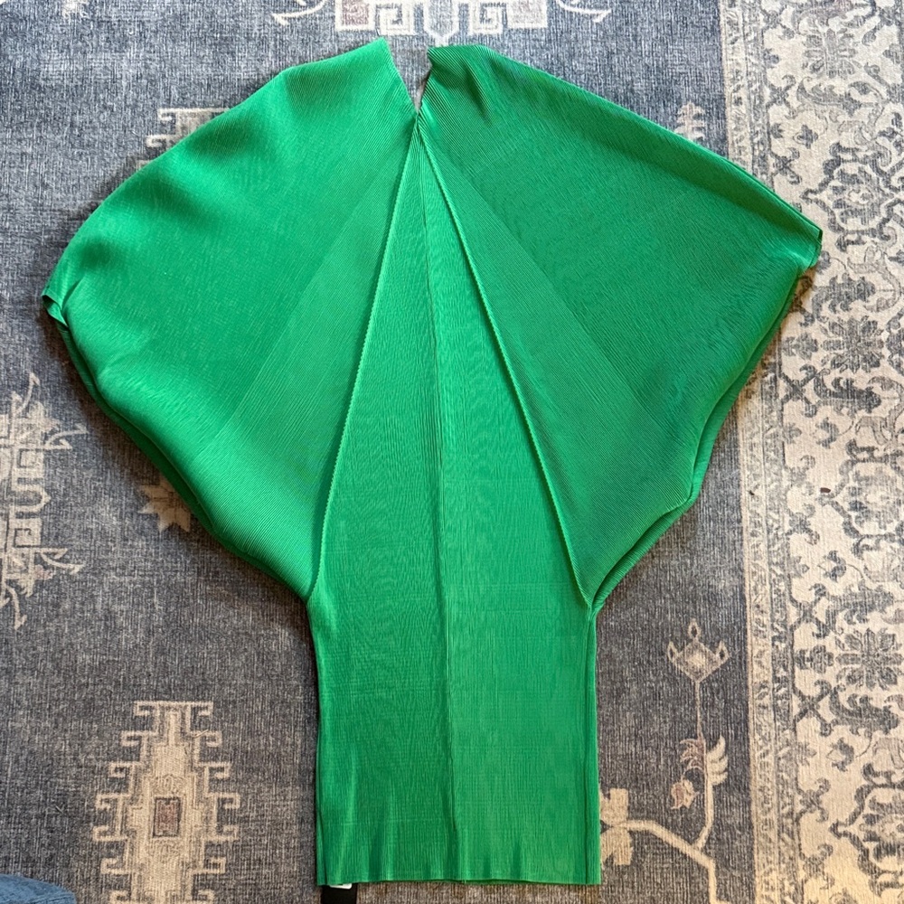 Green V-Neck Dolman Midi Dress - Picture 3 of 9